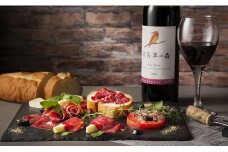 絶品！鹿肉生ハムと八頭の赤ワインセット