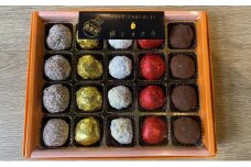 【先行予約・期間限定】柿ショコラ　20個入り【季節限定 チョコレート 20個入り 1箱 果物 フルーツ 柿 干し柿 西条柿 あんぽ柿 まろやか 菓子 スイーツ チョコ なめらか おやつ 期間限定 冬限定 12月中旬～2月下旬発送】