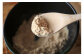 大きな釜で機械を使わずじっくりゆっくり炒って火を通しました。きな粉の濃い味が人気。