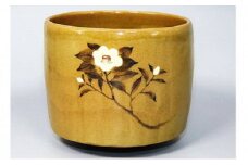 虫明焼 灰釉椿の絵茶碗（黒井千左 作） [№5735-1371]