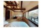 「桜並木を望む部屋」。桜並木に沿い、パノラマ状に窓が開けたお部屋