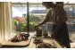 四季折々の草花が咲き誇る庭を縁側で眺めながら、食材や調味料を丁寧に凝らしたメニューを楽しめる空間です。