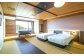 和風のツインベッドのお部屋で、ゆったりとくつろげる空間が用意されています。