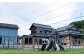 フルーツカードの瓶に描かれている3匹の看板犬が元気にお出迎え。Shiki Farmの敷地内にはドッグランも併設されています。