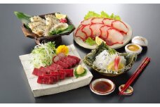 海峡遊膳 くじら 詰め合わせ 赤身 刺身 ベーコン 皮 さえずり 冷凍 ( 鯨 くじら クジラ 高級 珍味 ダイエット 高たんぱく 低カロリー 鯨肉 本場 旬 伝統 酒 おつまみ 父の日 母の日 お中元 お歳暮 年末 年始 ギフト プレゼント 贈り物 贈答 ) 下関 山口 肉特集