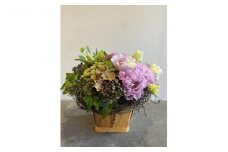 （定期便・３ヶ月お届け）季節を感じる花  バスケット フラワーアレンジメント （縦 約23cm×横 約23cm× 高さ 約20cm）　【山口県 宇部市 季節 花 実 色  こだり バスケット かご フラワー アレンジメント 大臣賞受賞  デザイナー 楽しみ 華やか 観賞 自宅用 プレゼント ギフト 贈り物 内祝 結婚祝い お祝い お誕生日 御歳暮 御中元 父の日 母の日 】