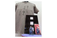 【萩博物館オリジナル】５高杉晋作の句入りTシャツ（Mサイズ）＆アクリルスタンドのセット　｜HGH00030-A