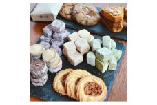 栽培期間中、農薬・化学肥料不使用の米粉で丁寧に作った焼き菓子8種と米菓子の詰め合わせ　【1507768】