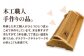 職場で仕事しながら足をストレッチ。