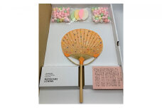 丸亀の縁起菓子【おいり】と【おいりうちわ】のセット　橙色
