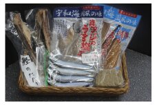 道の駅の「海セット」（鰹のたたき、干物、じゃこ天など）
