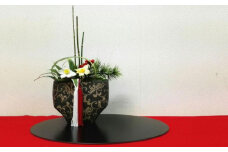 【縦長迎春花飾り】水仙　トレー・赤クロス付き　らんまん 花 雑貨 造花 インテリア お祝い ギフト 贈答 人気 送料無料 高知市 【花工房美呂】 [ATCO025]