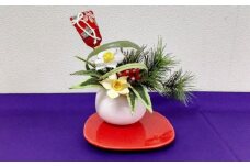 【迎春花飾り】水仙　　トレー・紫クロス・羽子板付き　らんまん 花 雑貨 造花 インテリア お祝い ギフト 贈答 人気 送料無料 高知市 【花工房美呂】 [ATCO027]
