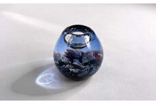 深海のペン立て ガラス製 工芸 ペン立て 文房具 収納 見せる収納 ガラス スタンド ペン 文具 デスク 机 プレゼント 鉛筆 文具入れ 職人 ギフト サイズ 幅 約44mm × 高さ 約40mm 1本用 銀箔 深海 青色 銀窯変 ペンスタンド インテリア ペーパーウェイト デスク回り 太平洋 一点物 オリジナル 手作り アート オブジェ 安芸市 高知県