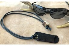鹿革のホルダー【黒】眼鏡かけ ペンホルダー メガネホルダー ストラップ 革小物 革製品 レザー ハンドメイド レザークラフト アクセサリー お洒落 おしゃれ ギフト【R00446】