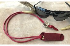 鹿革のホルダー【赤】眼鏡かけ ペンホルダー メガメチェーン ストラップ 革小物 革製品 レザー ハンドメイド レザークラフト アクセサリー お洒落 お洒落【R00450】