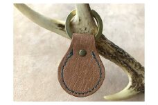 鹿革と真鍮のキーホルダー【茶・無染色】革小物 革製品 レザー ハンドメイド レザークラフト キーリング 鍵 メンズ小物 アクセサリー おしゃれ 金属 ギフト プレゼント【R00304】