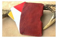 鹿革のカードケース -赤-（シンプル小さめ）革小物 革製品 レザー ハンドメイド レザークラフト レッド お洒落 おしゃれ 小物 定期入れ 免許証 ケース ギフト 植物タンニン 鞣し【R00591】