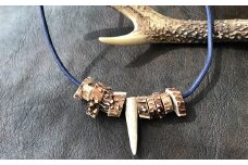 鹿角の不揃いビーズネックレス【紺】鹿 シカ ペンダント アクセサリー エスニック 小物 ハンドメイド 手作り エキゾチック 民族風 奇抜 派手 おしゃれ お洒落 ファッション 狩猟【R00266】
