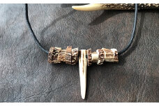 鹿角の不揃いビーズネックレス【黒】鹿 シカ ペンダント アクセサリー エスニック 小物 ハンドメイド 手作り エキゾチック 民族風 奇抜 派手 おしゃれ お洒落 ファッション 狩猟【R00265】