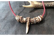 鹿角の不揃いビーズネックレス【赤】鹿 シカ ペンダント アクセサリー エスニック 小物 ハンドメイド 手作り エキゾチック 民族風 奇抜 派手 おしゃれ お洒落 ファッション 狩猟【R00268】