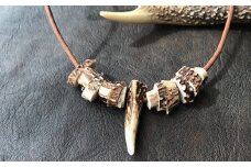 鹿角の不揃いビーズネックレス【茶】鹿 シカ ペンダント アクセサリー エスニック 小物 ハンドメイド 手作り エキゾチック 民族風 奇抜 派手 おしゃれ お洒落 ファッション 狩猟【R00269】