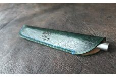 鹿革の一本差しペンケース【深緑】（ブランドロゴ入り）革小物 革製品 レザー 小物 レザークラフト ハンドメイド 手作り お洒落 文房具 筆箱 ポーチ メンズ小物 ギフト 贈答【R00508】