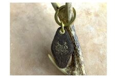 鹿革と真鍮のキーホルダー【焦茶】（ブランドロゴ入り）革小物 革製品 レザー 刻印キーリング キーホルダー ハンドメイド 手縫い  レザークラフト おしゃれ お洒落【R00170】