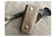 鹿革＆猪革のキーケース（三つ折り式）【茶・無染色】レザー 鍵ケース 玄関の鍵 革小物 革製品 ハンドメイド レザークラフト アクセサリー お洒落 金属ギフト プレゼント 鞣し【R00675】