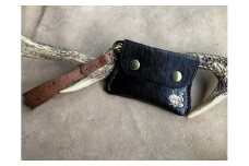 鹿革の小銭入れ ストラップ付【ロゴ入り 黒】ミニ財布 さいふ コインケース レザー 革小物 革製品 ハンドメイド レザークラフト ウォレット お洒落 金属 ギフト 鞣し【R00685】
