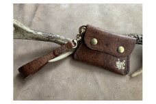 鹿革の小銭入れ ストラップ付【ロゴ入り 茶・無染色】ミニ財布 コインケース レザー 革小物 革製品 ハンドメイド レザークラフト ウォレット お洒落 金属 ギフト 鞣し【R00690】