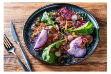 肉や野菜の豪快に炭火で焼くアメリカ料理をベースにした、九州素材の旨味を丸ごと味わえるダイニング 『オン ア ターブル』　のランチペアチケット