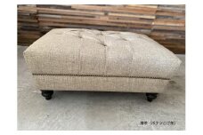 【日本製・完成品】ボタン＆鋲打ちオットマン55cm×80cm【薄茶（ボタンこげ茶）・脚色ダーク】