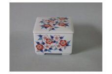 【伊万里焼】市川冬山窯「色鍋島桜文角蓋物」 037-H746