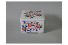 【伊万里焼】市川冬山窯「色鍋島桜文角蓋物」 037-H1232