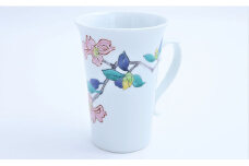 有田焼 マグカップ 山茶花文【赤絵白磁硯処 雪月花】食器 うつわ 器 磁器 陶磁器 コップ カップ マグカップ 花 山茶花 さざんか 椿 つばき 手描き A40-368