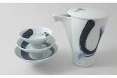 有田焼 龍門 酒器セット【ヤマト陶磁器】酒器 器 うつわ 磁器 陶磁器 染付 徳利 ぐい呑み カジュアルな酒器 三つ組の盃 冷酒 熱燗 おもてなし 来客用 お正月 電子レンジ可 40000円 4万円 A40-371