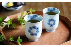 しん窯 青花 染錦梅文反り組湯呑 有田焼 A30-229
