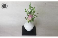 ろくろの現代の名工 矢鋪與左衛門作 白磁 花びら口小壺 有田焼 伝統工芸 花器 壺 A120-25