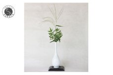 ろくろの現代の名工 矢鋪與左衛門作 白磁 細首花入れ 有田焼 伝統工芸 花器 壺 A350-22