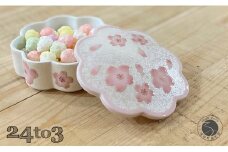 有田焼 春の器 虹彩桜花型 ボンボニエール 24to3【西富陶磁器オリジナル】食器 うつわ 器 菓子器 蓋物 磁器 小物入れ 小箱 桜 さくら ピンク ひなまつり お祝い ギフト A40-386