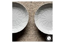 有田焼 白磁睡蓮彫和皿 2枚【有田焼 花伝作】食器 器 和皿 皿 白 シンプル 上品 A20-592