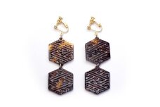 【べっ甲】亀甲型二連イヤリング（紗綾形） ／ アクセサリー イヤリング 耳飾り 鼈甲 伝統