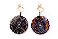 【べっ甲】菊花模様・大輪 イヤリング ／ アクセサリー 耳飾り 菊 花 べっこう 鼈甲 長崎県