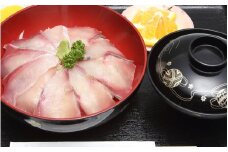 道の駅の看板メニュー！松浦産養殖ぶりの「ぶり丼セット」（5人前）( 魚 魚介類 海鮮類 道の駅 松浦産 養殖ブリ ぶり丼 セット 5人前 厚切り 醤油 オリジナル 冷凍 真空パック )【B5-007】