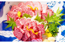 馬肉の頂点「1％の出会い」桜牧場 超霜降り馬刺し三角バラ 食べ比べ用 上赤身付き 合計250g