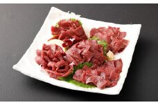 【フジチク ふじ馬刺し】 カット不要！切れてる馬刺し！50g×6人前 1人前あたり50g 計300g 馬肉 お肉 馬刺 生姜・たれ付き