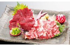 【桜屋】 赤身 霜降り 馬刺し 食べ比べ （各300g） 計600g （専用醤油付き 150ml×1本） 馬肉 お肉 馬刺 