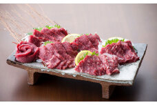 熊本 馬刺し 特選霜降り 中トロ 300g (50g×6個) 馬肉 たれ 生姜