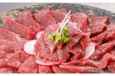 赤身 馬刺し 約200g  専用 醤油付き 150ml×1本  【有限会社 桜屋】 [AYCP035]